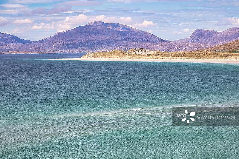 苏格兰哈里斯岛东洛赫塔伯特海口海岸线沙滩与山脉图片素材