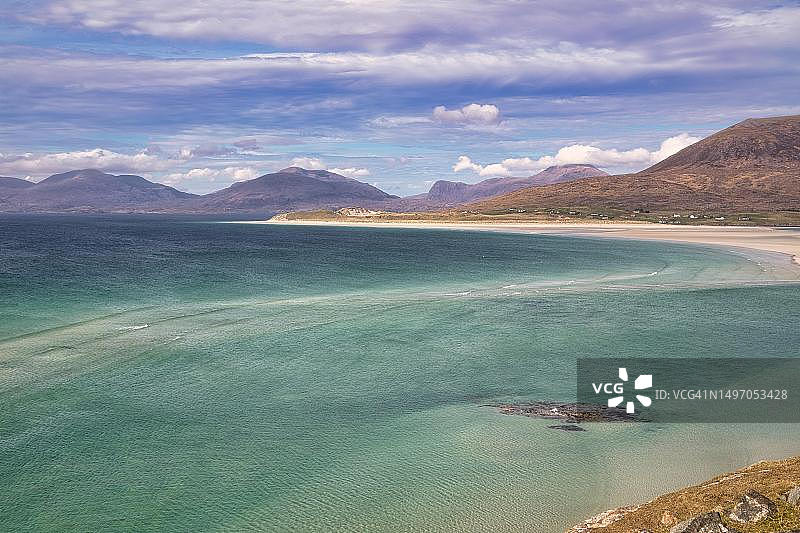 苏格兰哈里斯岛东洛赫塔伯特海口海岸线沙滩与山脉图片素材