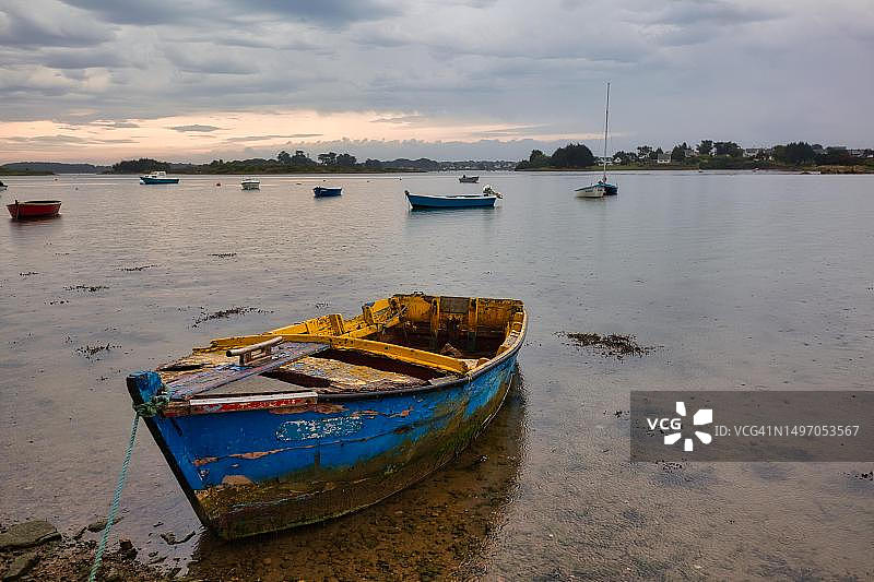 法国布列塔尼莫尔比昂圣卡多的旧划艇图片素材