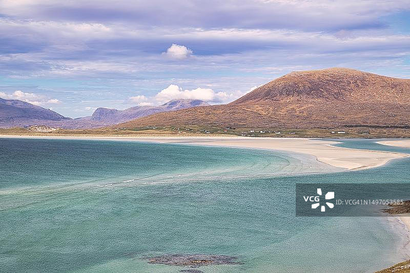 苏格兰哈里斯岛东洛赫塔伯特海口海岸线沙滩与山脉图片素材