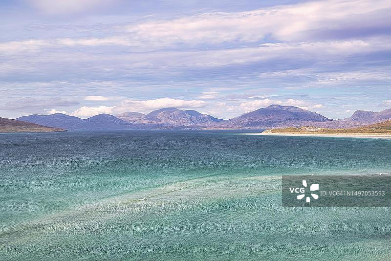 苏格兰哈里斯岛东洛赫塔伯特海口海岸线沙滩与山脉图片素材