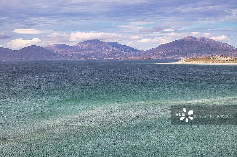 苏格兰哈里斯岛东洛赫塔伯特海口海岸线沙滩与山脉图片素材