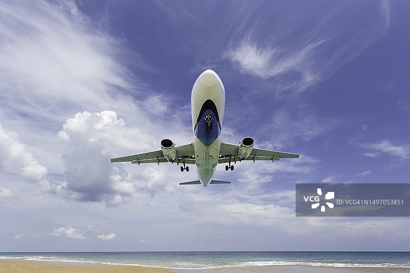 飞机在普吉岛机场海滩上降落。迈考海滩是普吉岛最受游客欢迎的海滩之一图片素材