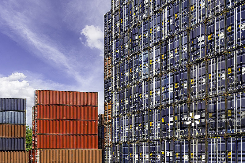 阳光明媚的造船厂里的彩色集装箱图片素材