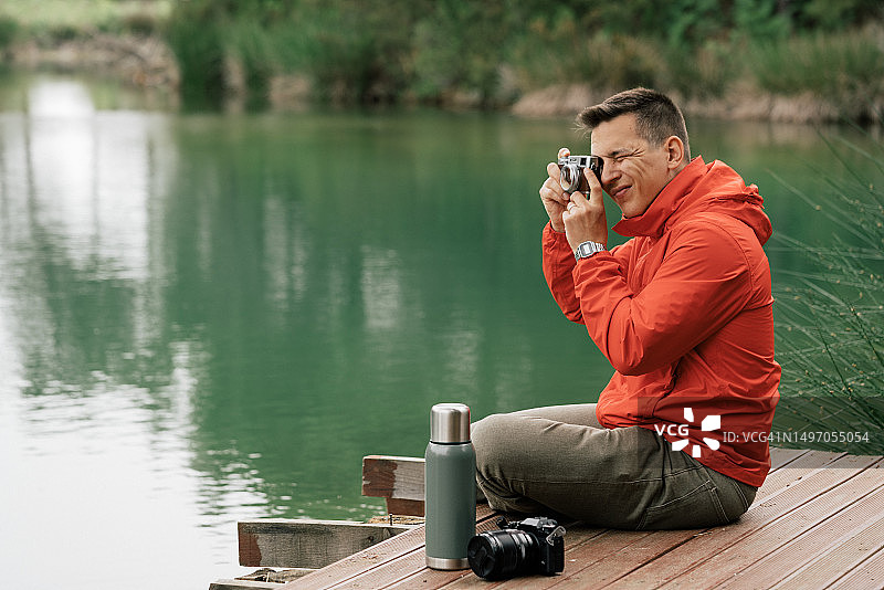 用胶片相机拍摄自然风光照片图片素材