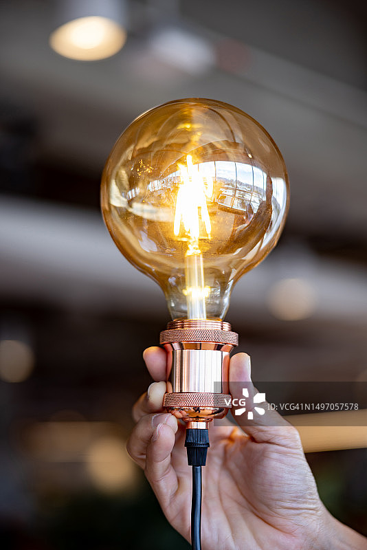 共享办公室内灯泡特写图片素材