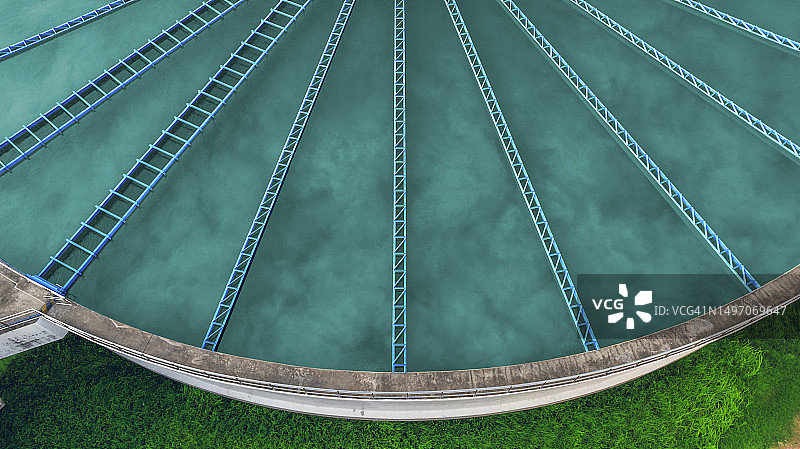 市中心附近的污水处理厂航拍景观图片素材