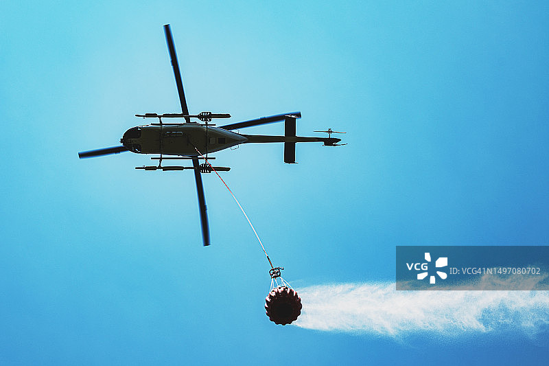 直升机吊水图片素材