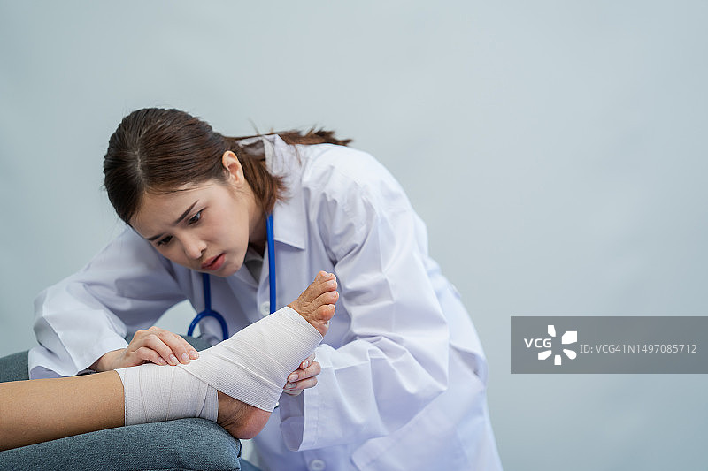 医生检查病人的足部状况图片素材
