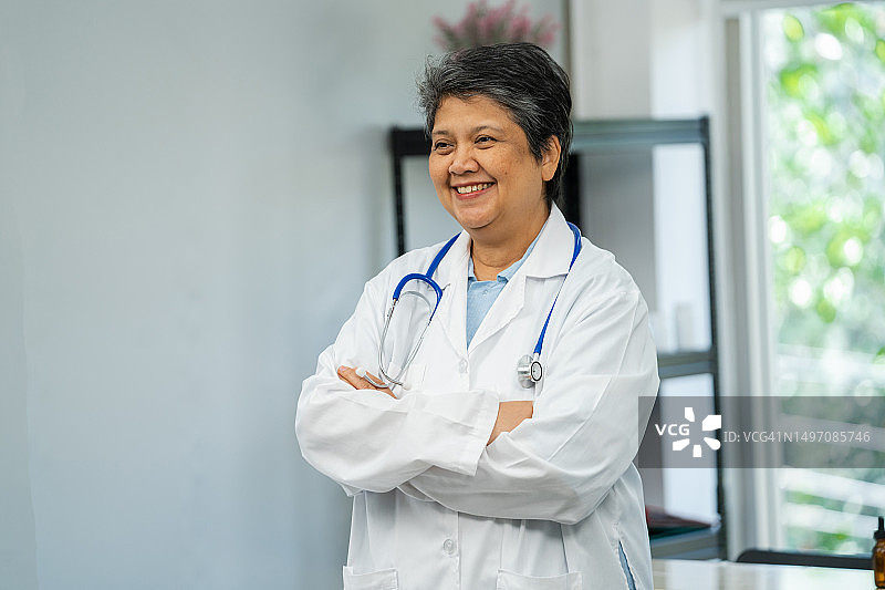 在医院里拿着听诊器的亚洲女医生图片素材