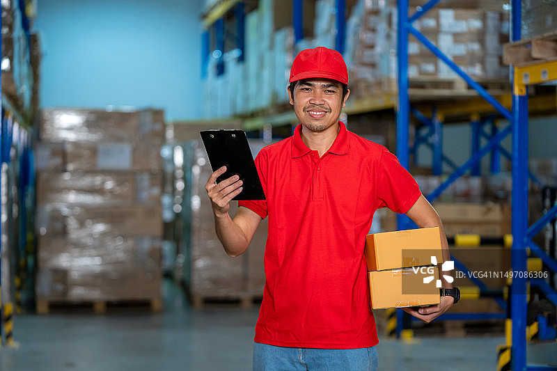 物流员工使用数字平板电脑记录库存图片素材