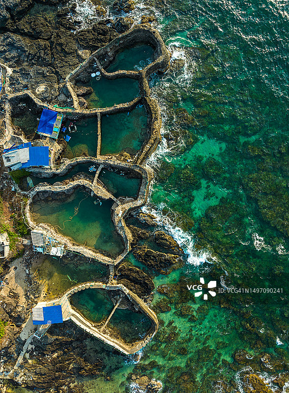 富贵岛沿岸独特的混凝土水池，用于将潮汐水引入水池以养殖海鲜，越南平顺省图片素材