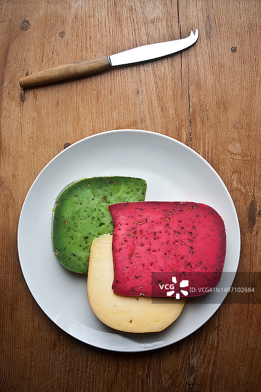 不同种类的豪达奶酪切片图片素材