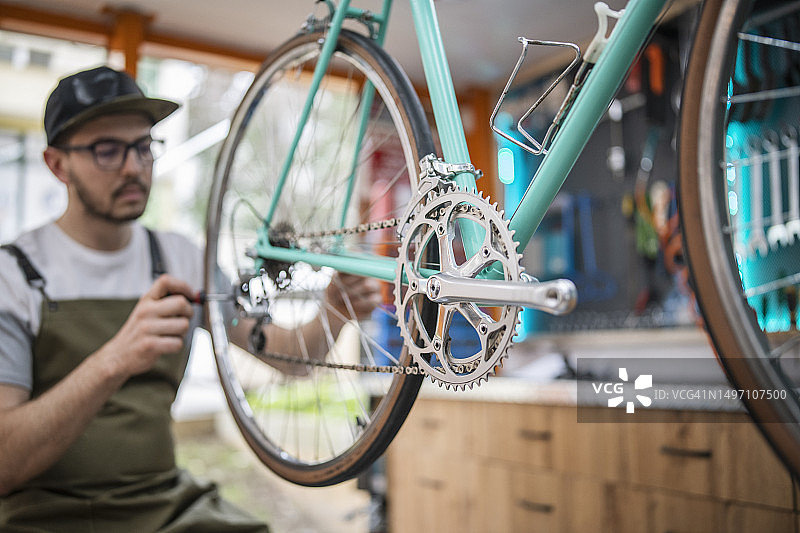 小型自行车店主修理复古自行车图片素材