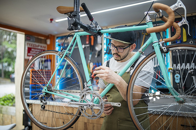 没有他解决不了的问题。图片素材