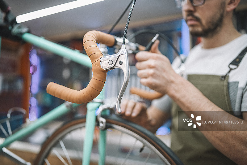 机械师修理老式自行车特写图片素材