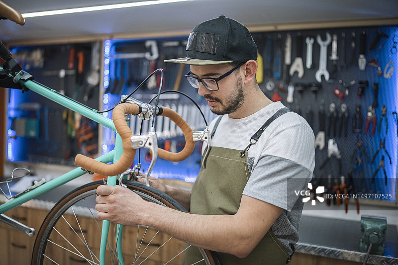 小型自行车店主修理复古自行车图片素材