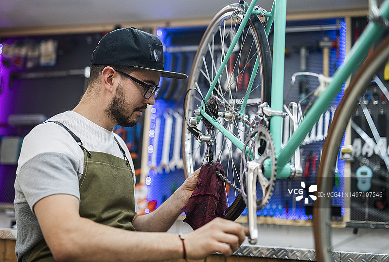 在自行车店修理复古自行车图片素材
