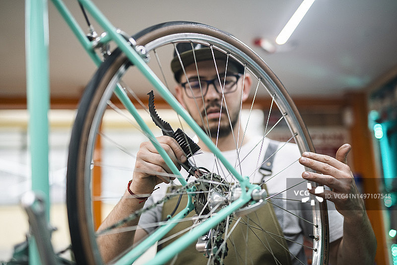 自行车修理店里的男技师图片素材