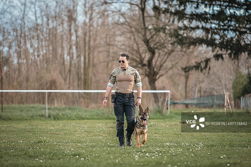 警犬展示技能图片素材