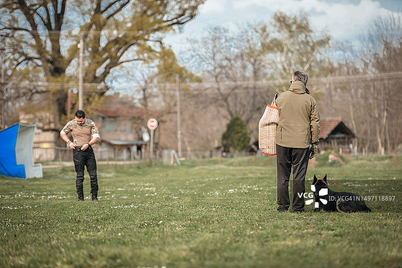 警犬展示技能图片素材