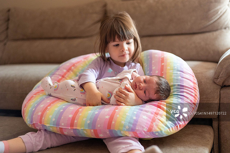 幼儿抱着新生儿图片素材