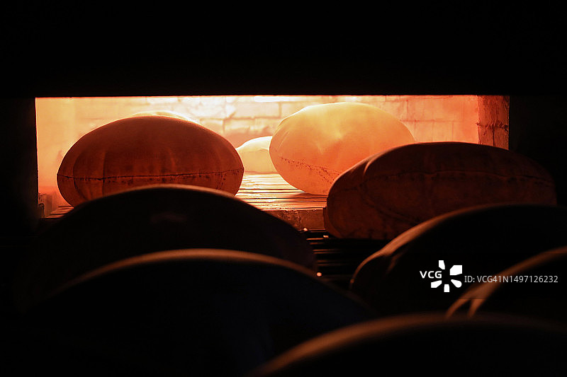 烤箱中烘烤的黎巴嫩薄饼图片素材