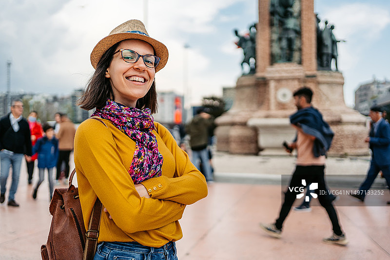 在伊斯坦布尔塔克西姆广场共和国纪念碑前的年轻女人图片素材