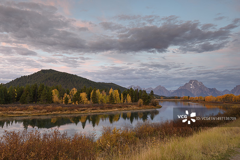 大提顿国家公园内有提顿山脉的蛇河图片素材