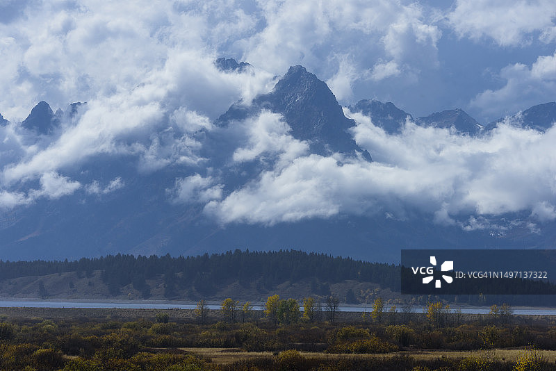 大提顿国家公园内有提顿山脉的蛇河图片素材