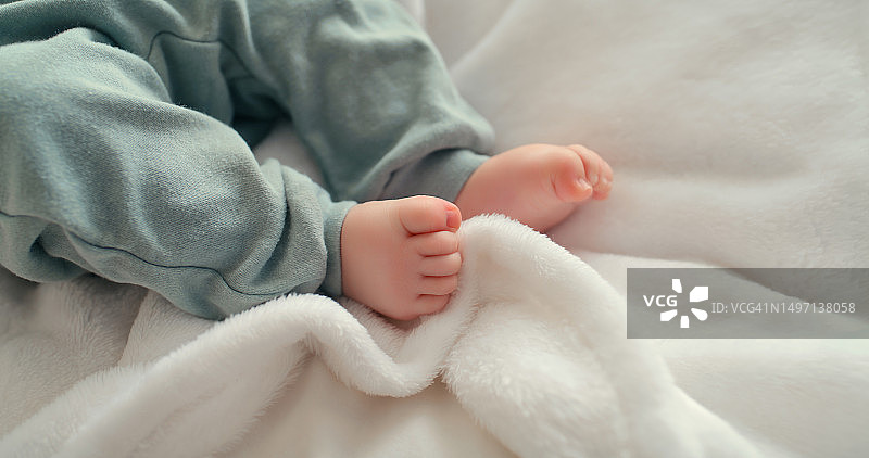 婴儿脚部特写图片素材