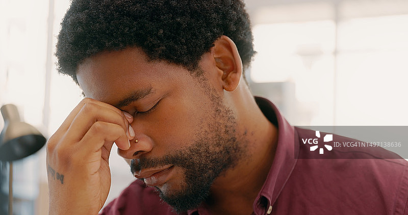 疲惫的黑人男子，头痛和倦怠的压力，焦虑和眼睛疲劳的痛苦图片素材