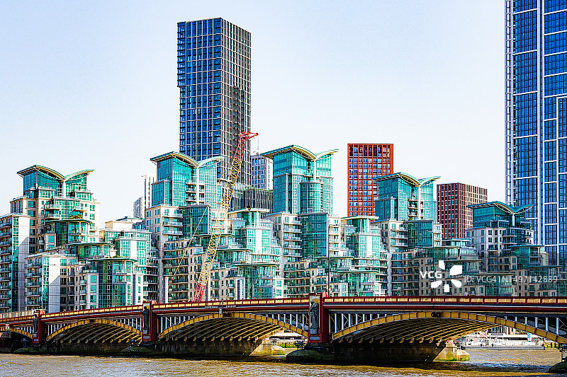 英国伦敦圣乔治码头的沃克斯豪尔桥和现代公寓图片素材