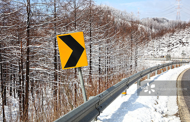 山路上的交通标志图片素材