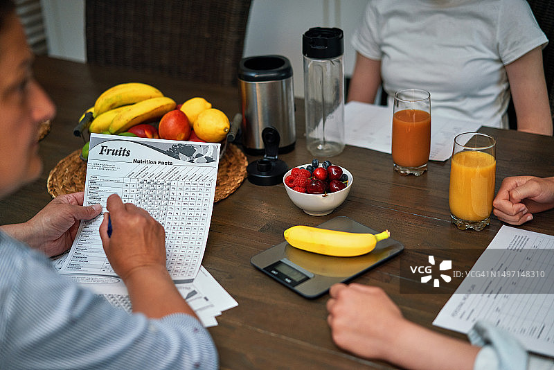 营养师为青少年提供健康生活方式建议图片素材