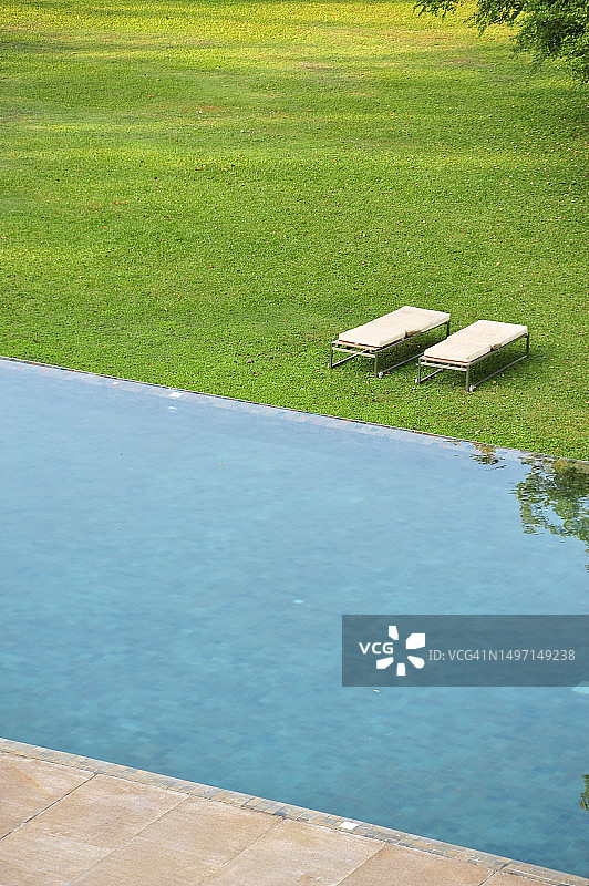 带日光浴床的花园泳池图片素材