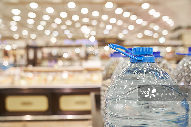 商店里的塑料瓶装水图片素材