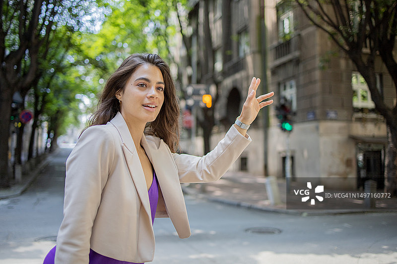 成年女人在路边招手打车图片素材