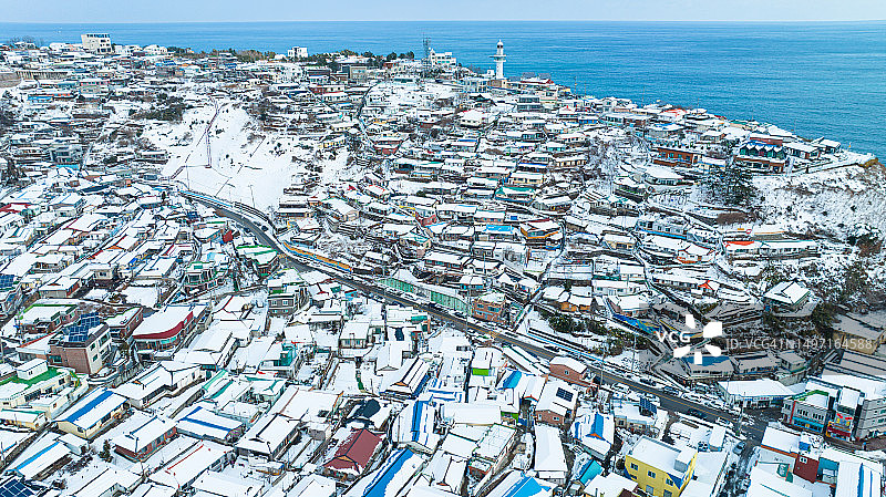 江原道东海市墨湖灯塔村雪景图片素材