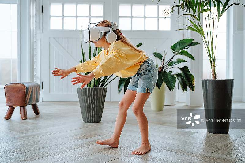女孩在家戴VR头盔图片素材
