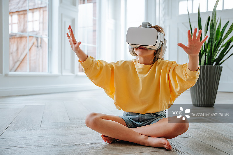 女孩在家戴VR头盔图片素材