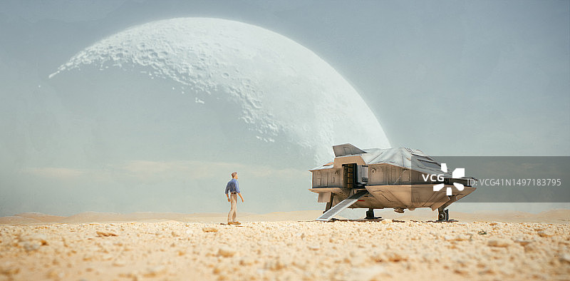 尘土飞扬的星球上的小型货运飞船图片素材