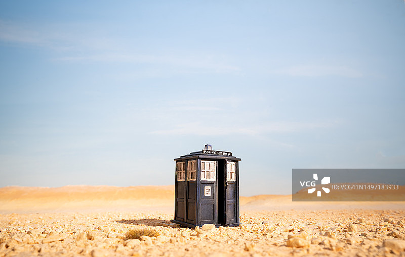 沙漠中的警亭图片素材