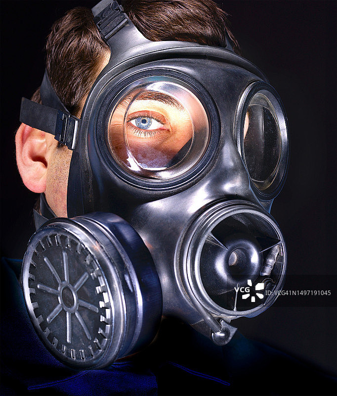 戴着防毒面具的男人图片素材