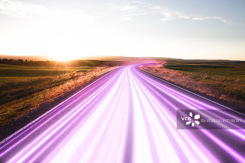 金色光芒下的道路霓虹灯轨迹图片素材