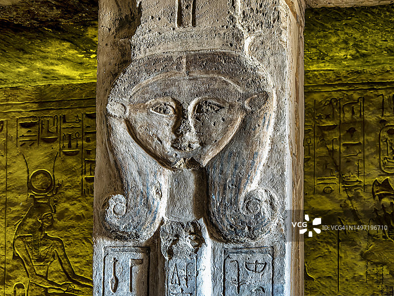 埃及阿布辛贝神庙内的浮雕和象形文字图片素材