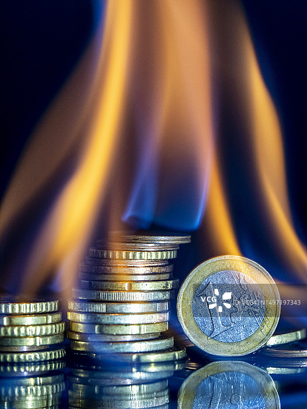 天然气产生的火焰和燃烧的欧元硬币图片素材