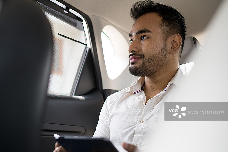 商人乘坐交通工具时使用平板电脑图片素材