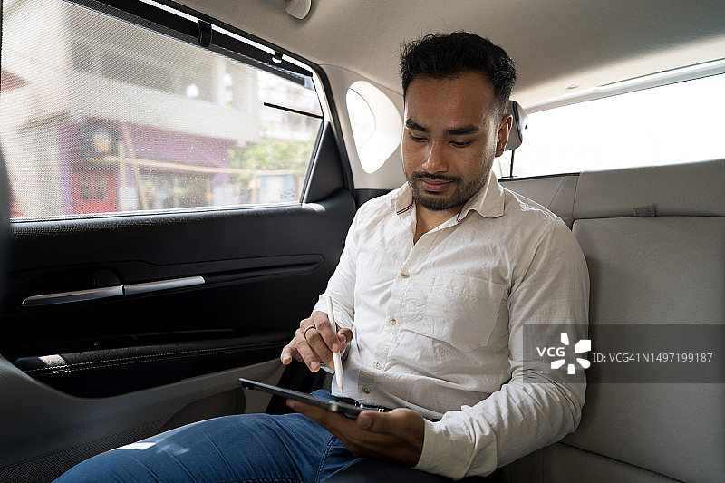 商人乘坐交通工具时使用平板电脑图片素材