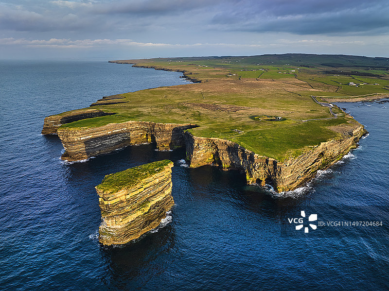 爱尔兰狂野大西洋之路的唐帕特里克角悬崖图片素材